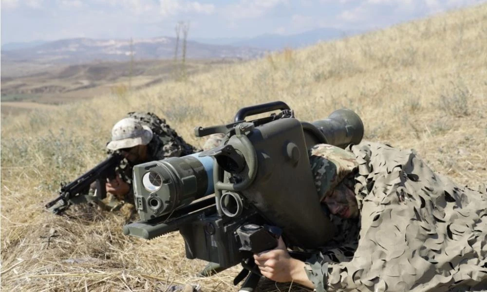 "Φωτιά στα μπατζάκια τους" εκεί στο Αργηγείο της Εθνικής Φρουράς: Κύπριες μάνες διαμαρτύρονται για άσκηση εν μέσω καύσωνα (Βίντεο)